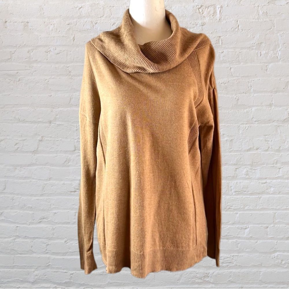 BANANA republic extra small brown turtleneck sweater. Runs large. Ribbed details